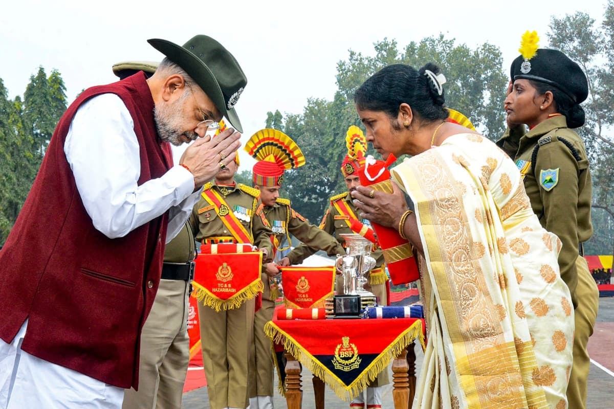बीएसएफ स्थापना दिवस : हजारीबाग में अमित शाह ने पाकिस्तान बॉर्डर पर शहीद हुए किशन दुबे की मां को किया सम्मानित
