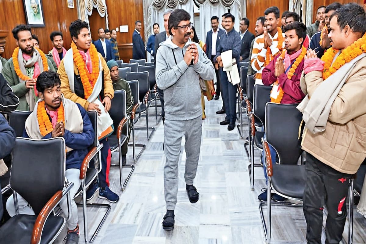 उत्तराखंड से झारखंड लौटे श्रमिकों से मिले सीएम, सबको रोजगार से जोड़ने का आदेश व 1.11 करोड़ की योजनाओं की सौगात