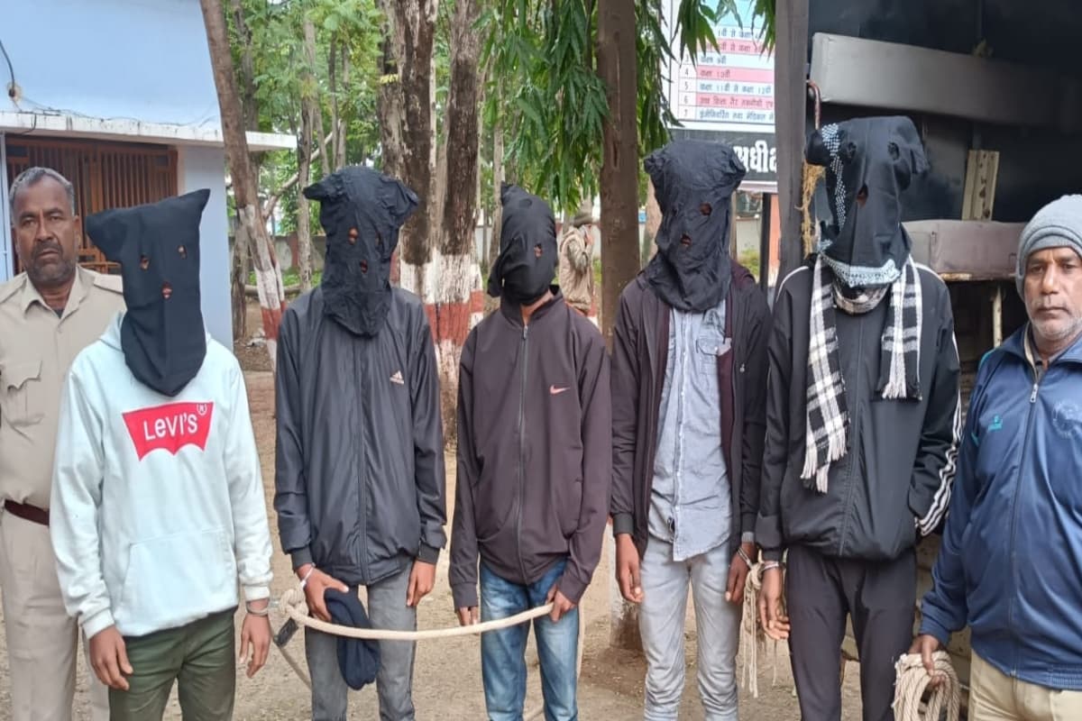 चतरा में TSPC के सब जोनल कमांडर सहित पांच उग्रवादी गिरफ्तार, हथियार जब्त