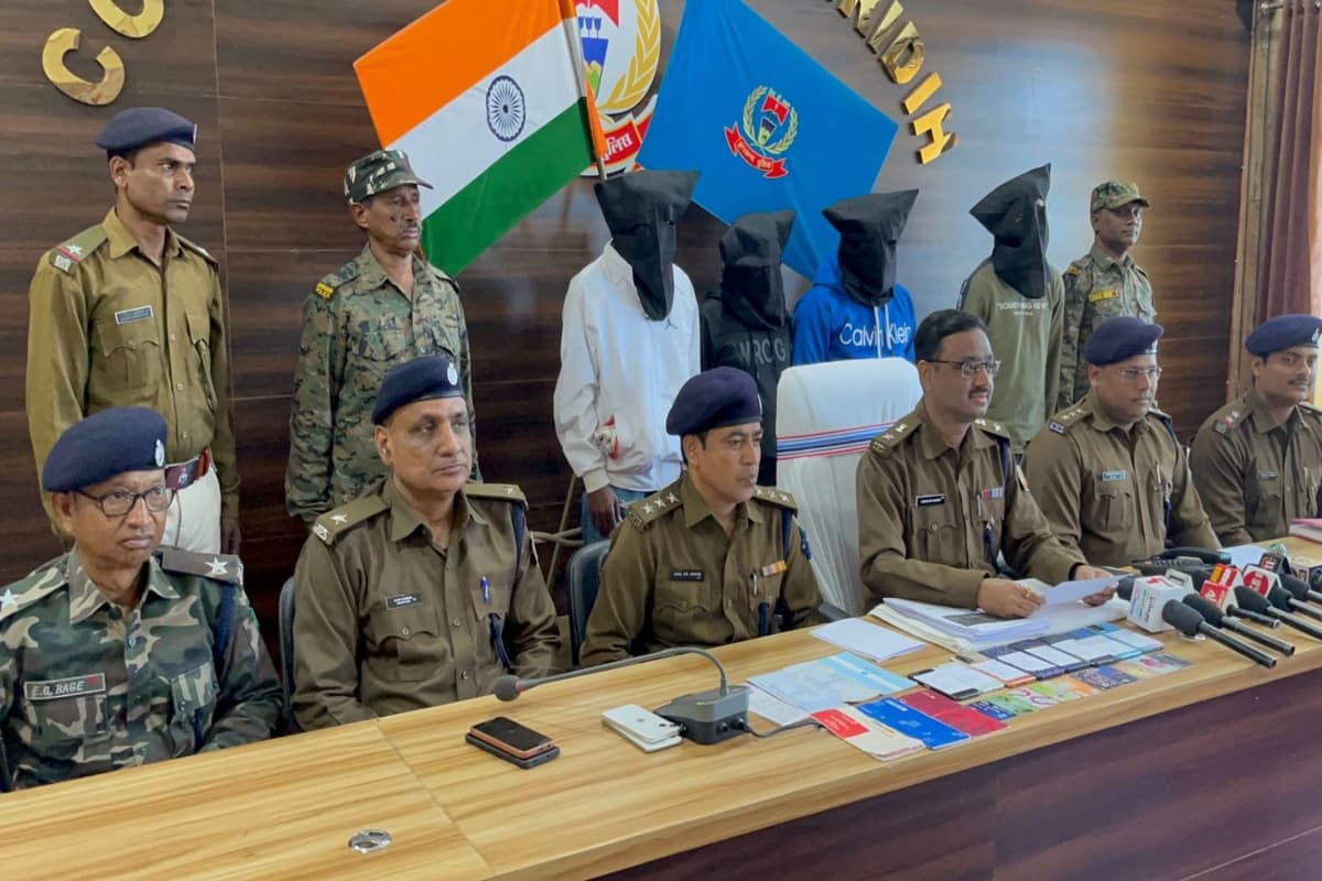 गिरिडीह : न्यूड वीडियो कॉलिंग कर स्क्रीनशॉट लेकर ठगी करने वाले चार शातिर साइबर अपराधी गिरफ्तार