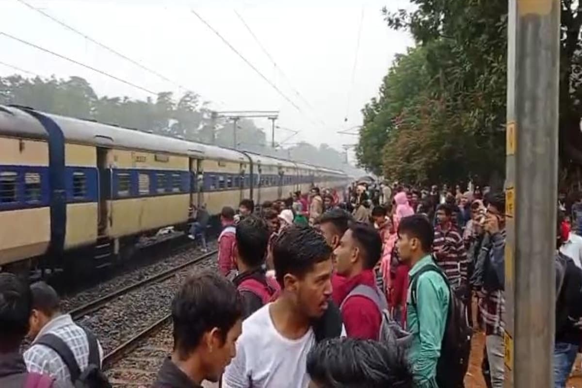 PHOTOS: टाटा-हाटिया मेमू पैसेंजर ट्रेन की इंजन पर लगी आग, यात्रियों में मची अफरा-तफरी