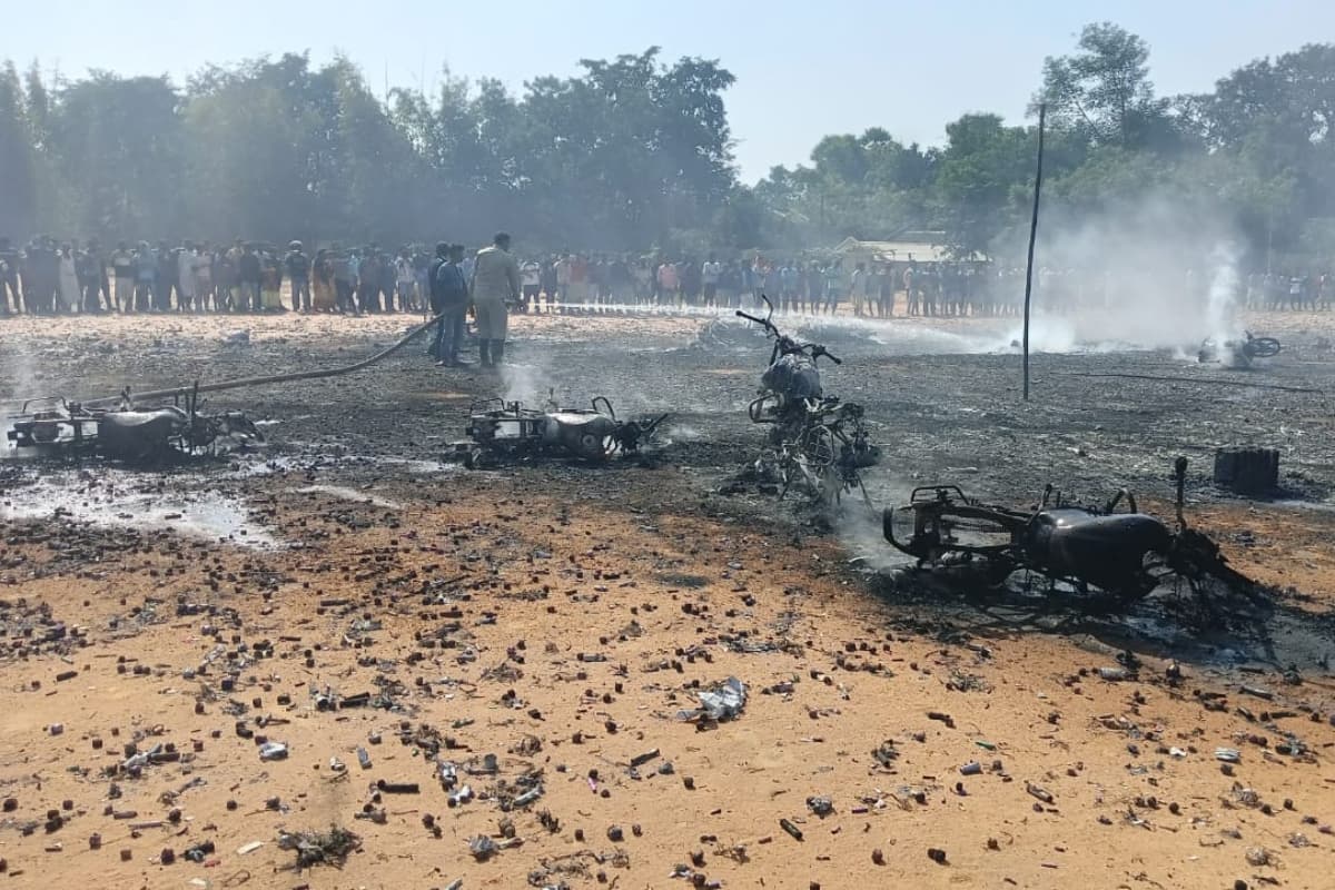 झारखंड : मकर संक्रांति के बाजार में लगी भीषण आग, एक दर्जन से अधिक वाहन समेत 40 लाख के सामान जलकर खाक