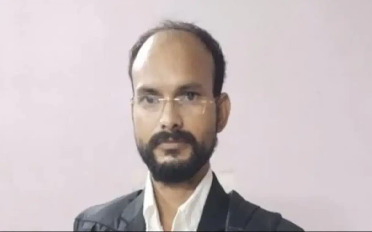 मध्य प्रदेश का गरीब विधायक! रहते हैं मिट्टी के घर में, पानी टपकता है छत से, कभी करते थे मजदूरी