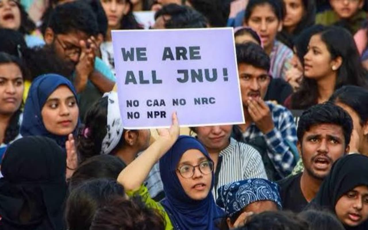 JNU छात्र नेता आइशी घोष पर लगा 10 हजार रुपये का जुर्माना, जबरन ताला लगा यूनियन ऑफिस खुलवाने का आरोप