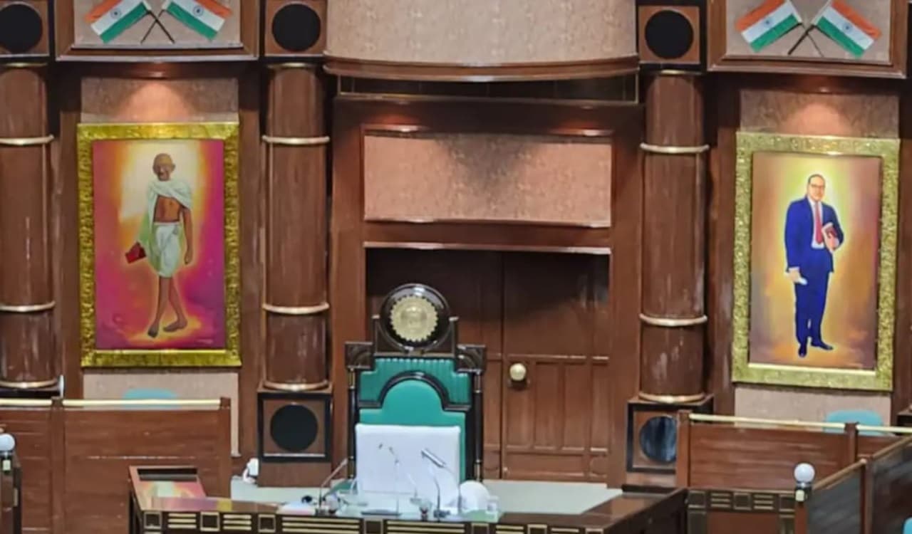 मध्य प्रदेश विधानसभा से हटाई गई पंडित नेहरू की तस्वीर, कांग्रेस ने बीजेपी की नीयत पर उठाया सवाल