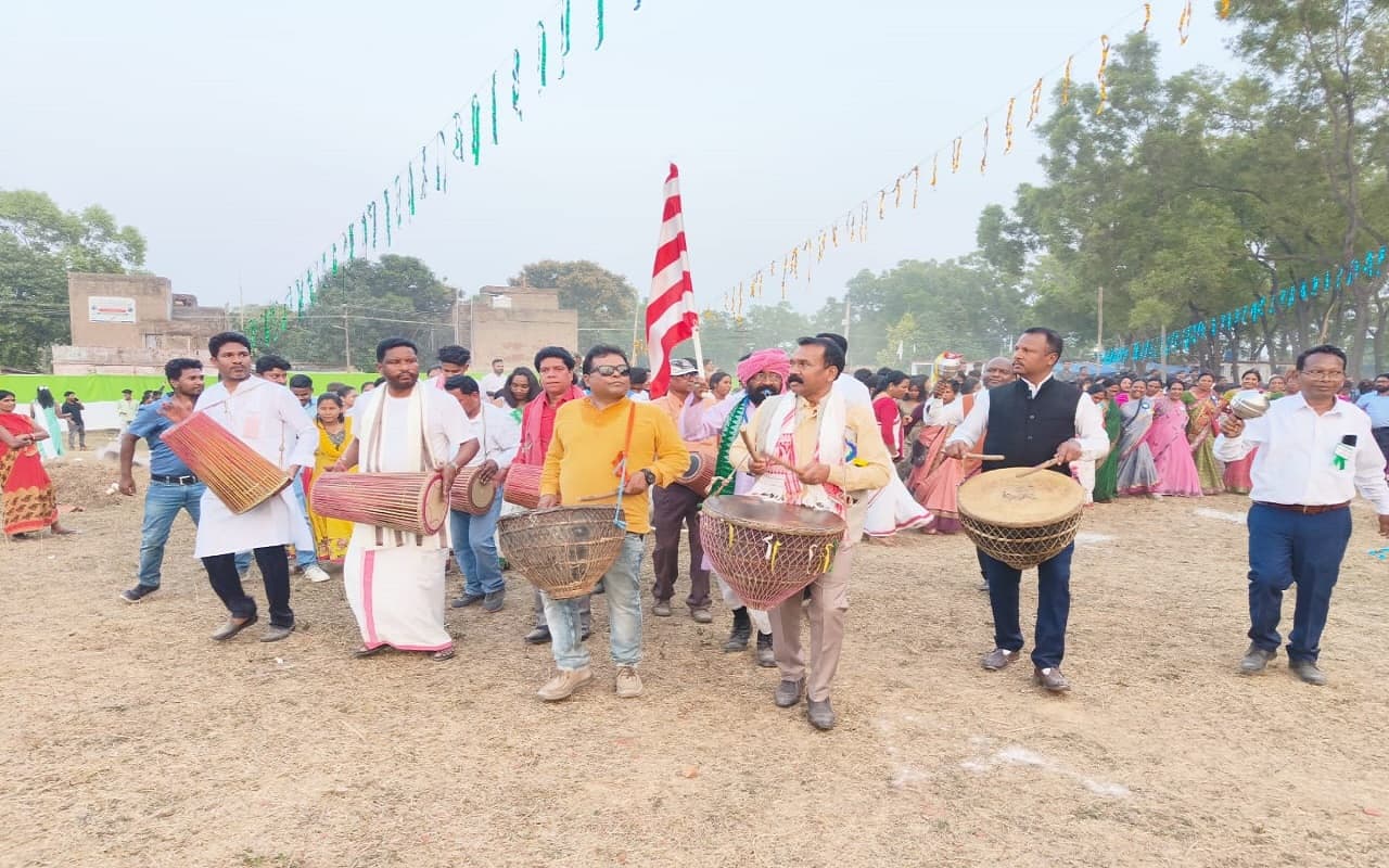 मागे पर्व: मांदर की थाप पर मागे मिलन समारोह में थिरके पूर्व सीएम मधु कोड़ा