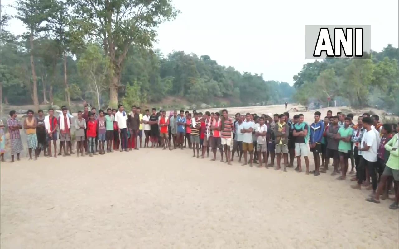 महाराष्ट्र-छत्तीसगढ़ सीमा पर जुटे 20-25 गांवों के आदिवासी, इंद्रावती नदी पर पुल निर्माण का कर रहे विरोध महाराष्ट्र-छत्तीसगढ़ सीमा पर जुटे 20-25 गांवों के आदिवासी, इंद्रावती नदी पर पुल निर्माण का कर रहे विरोध