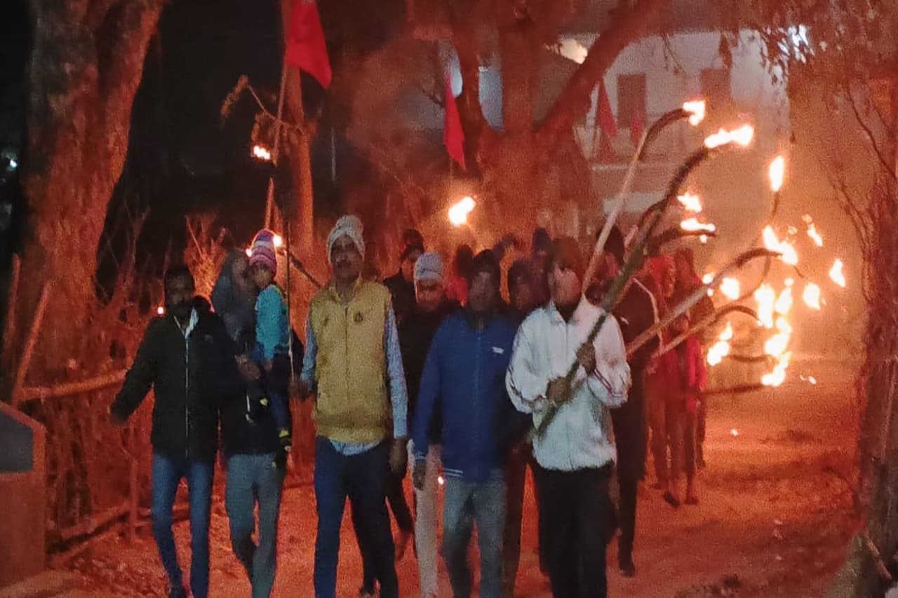 झारखंड: कॉमरेड महेंद्र सिंह के शहादत दिवस की पूर्व संध्या पर निकला मशाल जुलूस, लाल झंडे से पटा इलाका