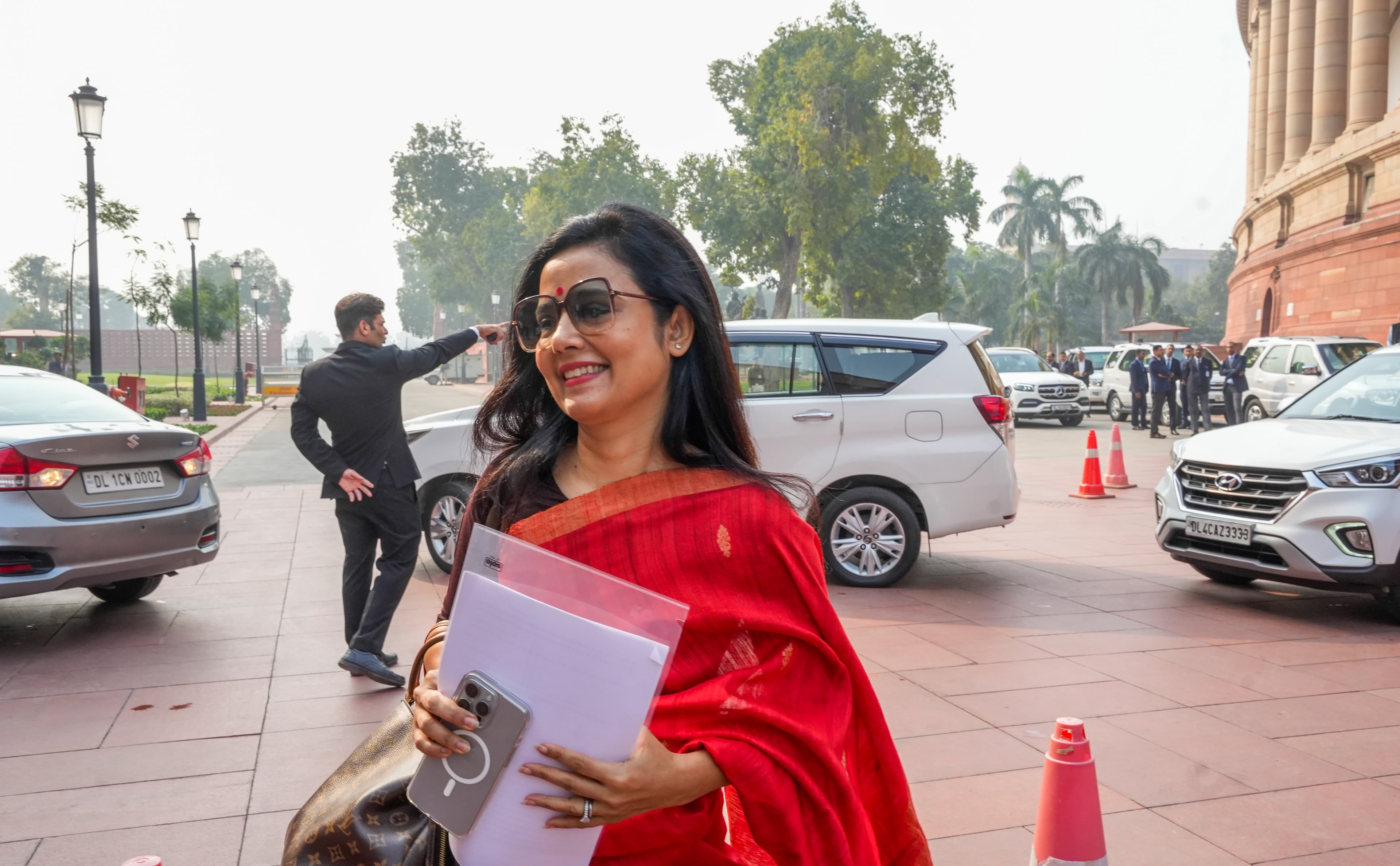 Mahua Moitra: टीएमसी नेता महुआ मोइत्रा की बढ़ सकती हैं मुश्किलें, खाली करना होगा सरकारी बंगला!