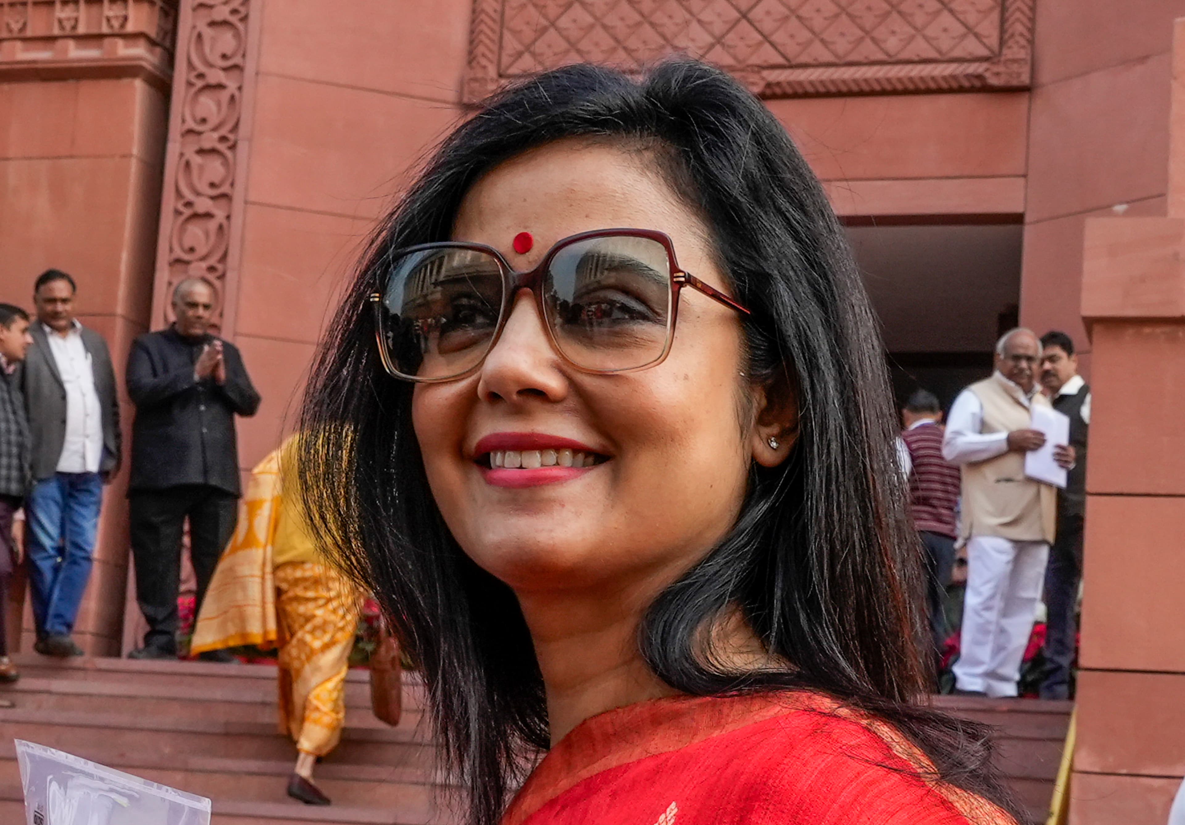 महुआ मोइत्रा मामला: एथिक्स कमेटी की रिपोर्ट पर लोकसभा में बहस, क्या TMC सांसद की जाएगी सदस्यता?