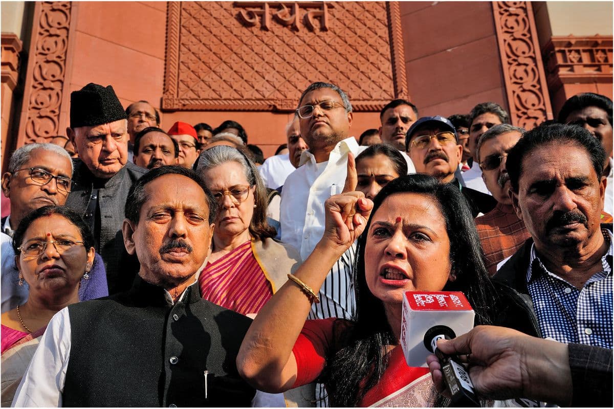 महुआ मोइत्रा के खिलाफ एफआईआर दर्ज करने की तैयारी में सीबीआई, लोकसभा सचिवालय से मांगी एथिक्स कमेटी की रिपोर्ट