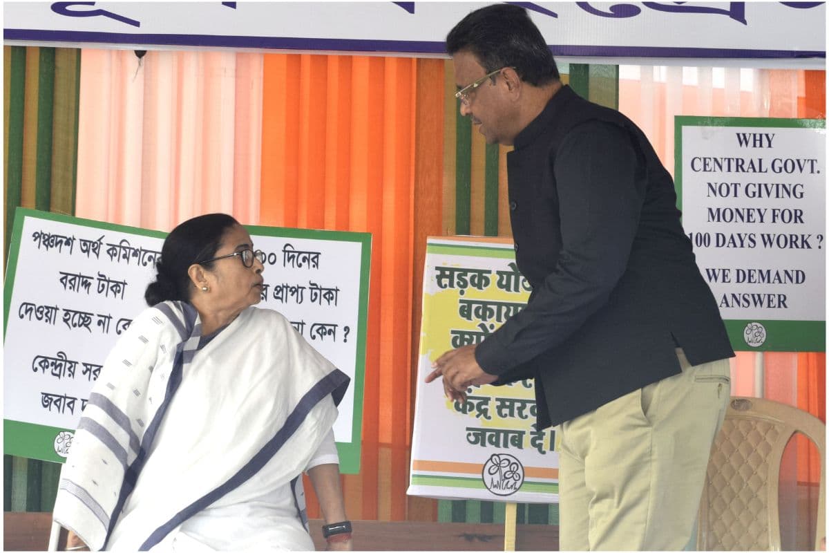 Mamata Banerjee : केंद्र से बकाए की मांग पर रात भर धरना मंच पर रहीं ममता बनर्जी,बच्चों के साथ खेली बॉस्केट बॉल