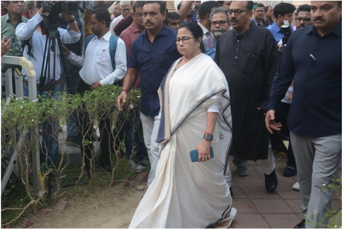 West Bengal : डीए अनिवार्य नहीं, मिल रहीं अतिरिक्त छुट्टियां, सरकारी कर्मचारियों को सीएम का कड़ा संदेश