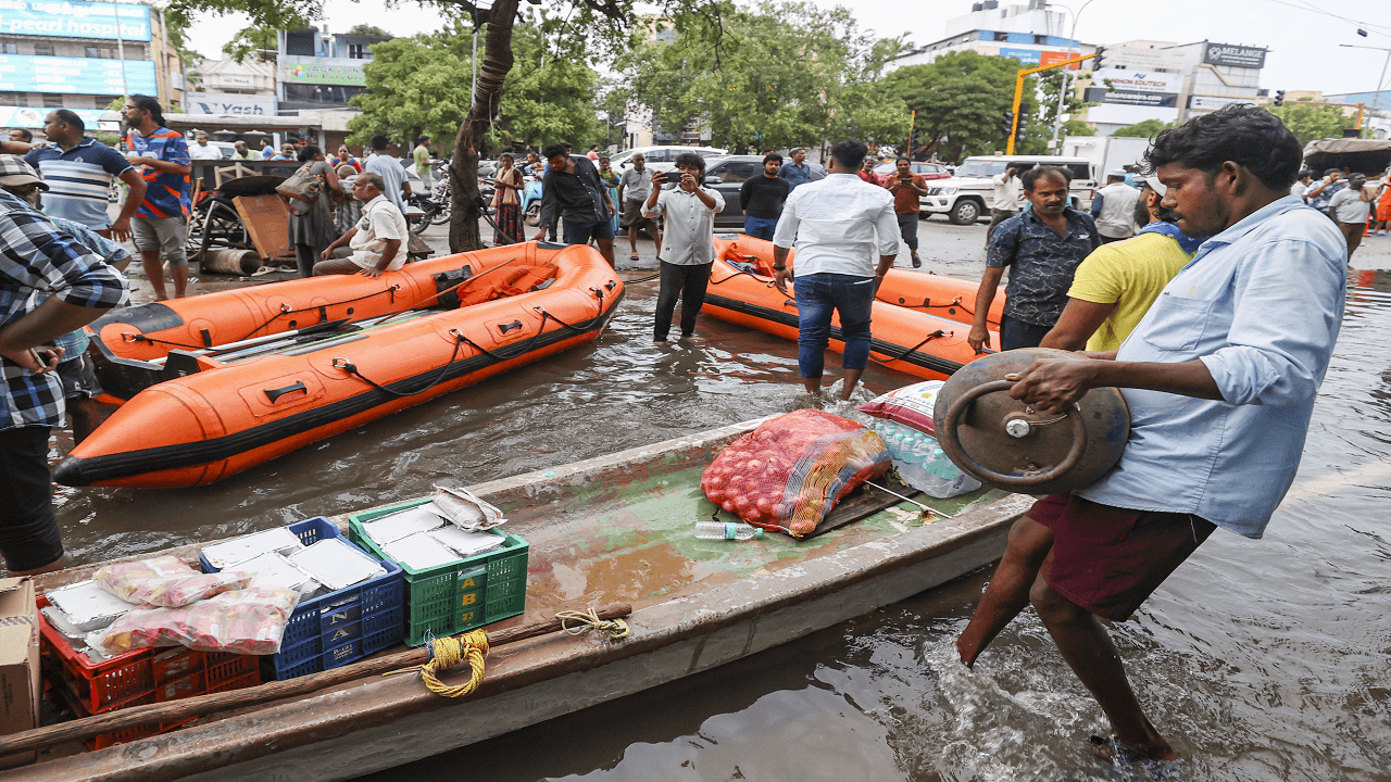 Michaung Cyclone की तबाही के बीच मारुति-महिंद्रा का बचाव कार्य शुरू, प्रभावित इलाकों में भेजी राहत सामग्री