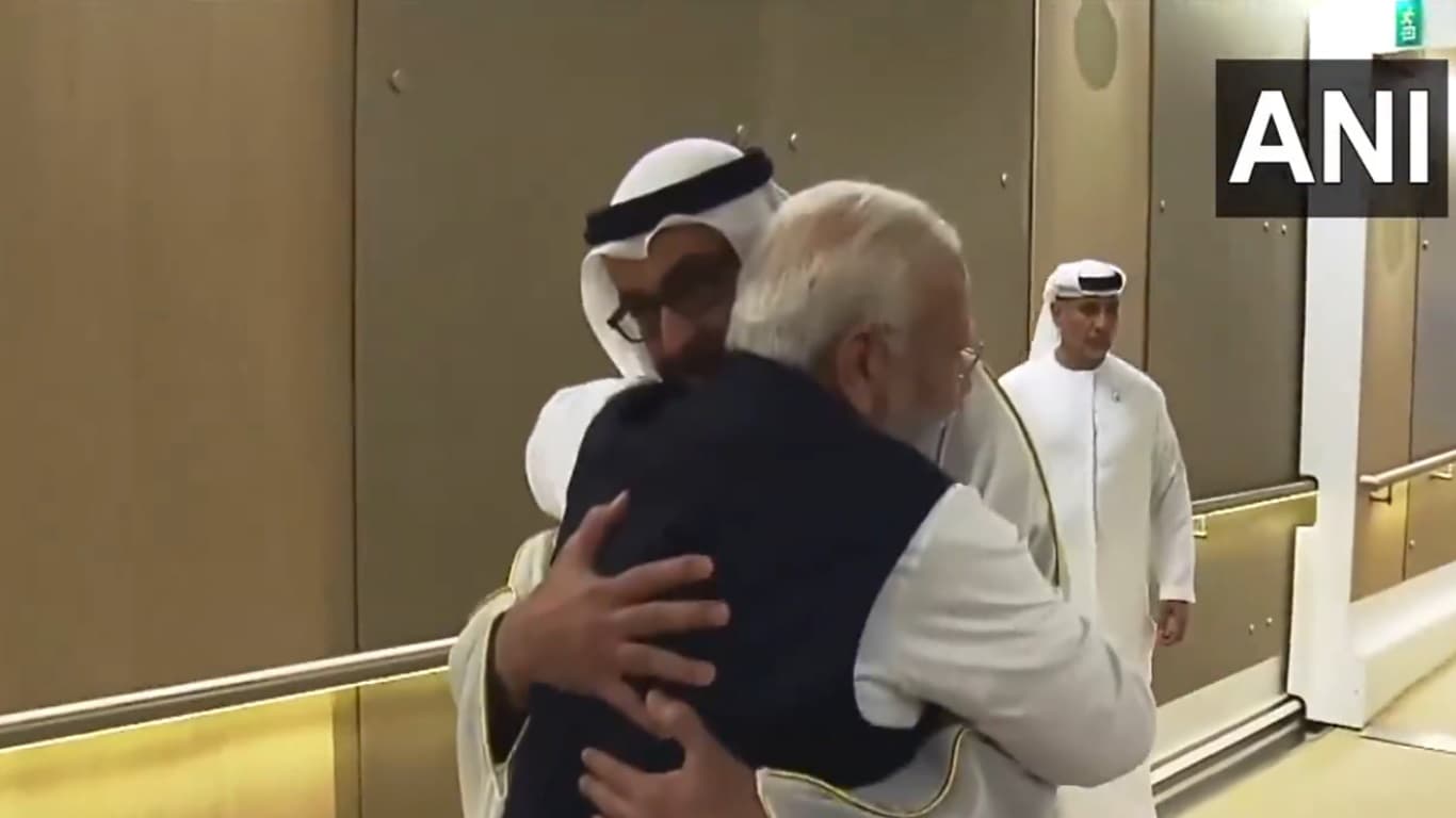 प्रधानमंत्री मोदी का UAE पहुंचने पर भव्य स्वागत, राष्ट्रपति शेख मोहम्मद बिन जायद को लगाया गले