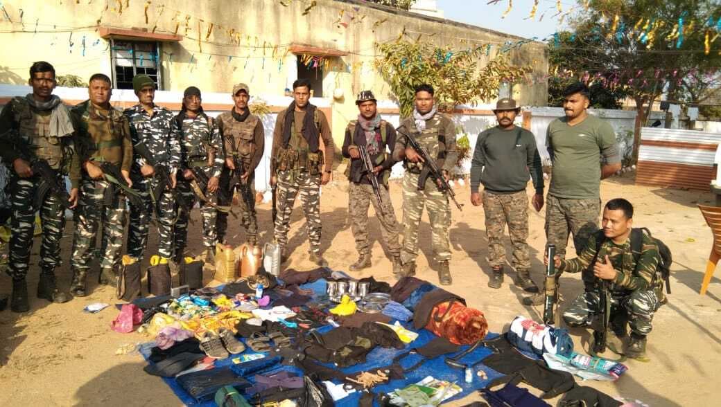 गणतंत्र दिवस पर सुरक्षा बलों को बड़ी कामयाबी, झुमरा पहाड़ की तलहटी पर नक्सलियों के कई सामान बरामद