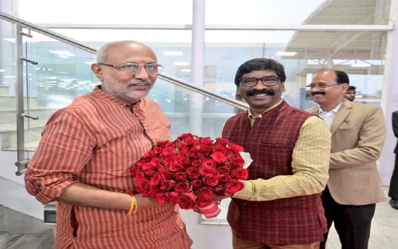 झारखंड: नवनियुक्त राज्यपाल सीपी राधाकृष्णन का सीएम हेमंत सोरेन ने रांची में किया स्वागत, विदा हुए रमेश बैस