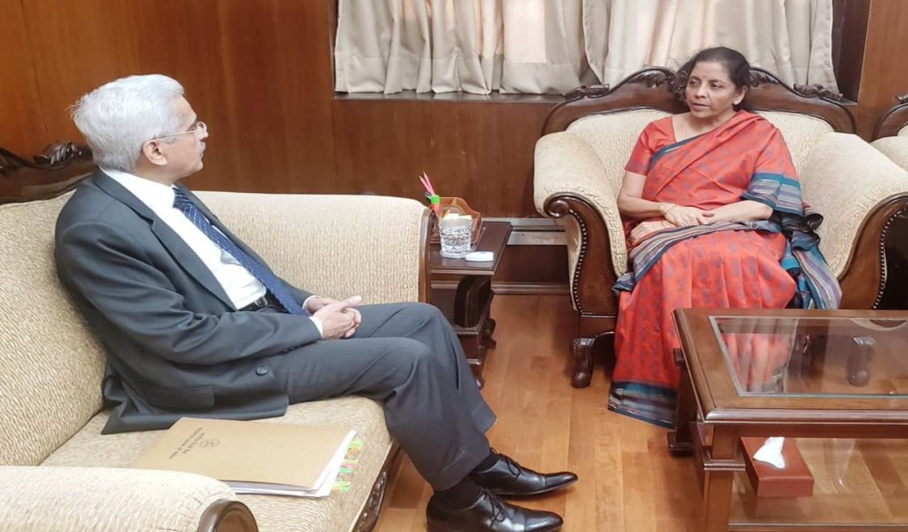 मुंबई में 11 जगहों पर बम की धमकी, RBI को मेल कर शक्तिकांत दास और निर्मला सीतारमण का मांगा इस्तीफा