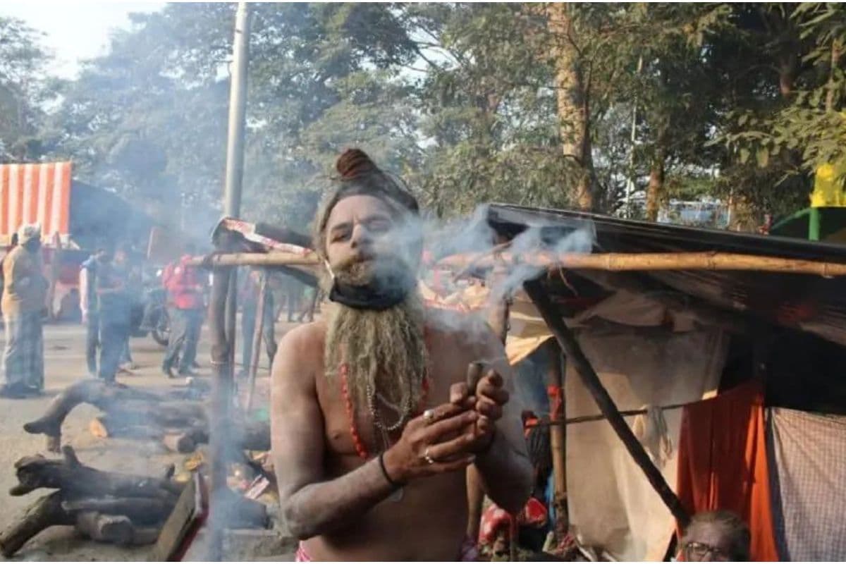PHTOS : कोहरे के कारण गंगासागर तक नौका सेवा बाधित, लोगों की बढ़ी मुश्किलें