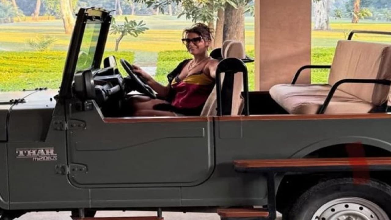 Mahindra Thar पर फैमिली के साथ दिखाई दी Pop Star दुआ लिपा, आनंद महिंद्रा ने किया ट्वीट