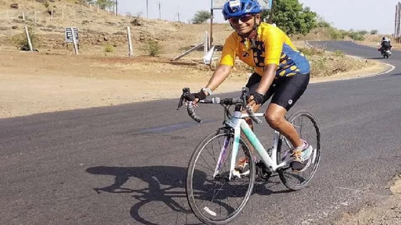 45 की उम्र में पुणे की ये महिला 55.13 घंटे में साइकिल चलाकर लेह से पहुंचीं मनाली, बन गया रिकॉर्ड