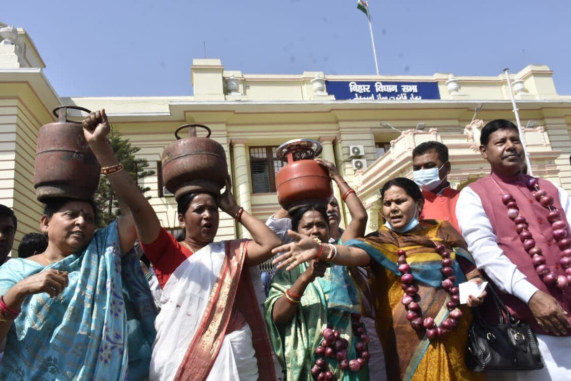 Bihar News: बिहार विधानसभा में महंगाई पर 'महाभारत', RJD  विधायकों ने गैस सिलिंडर और प्याज के साथ किया प्रदर्शन