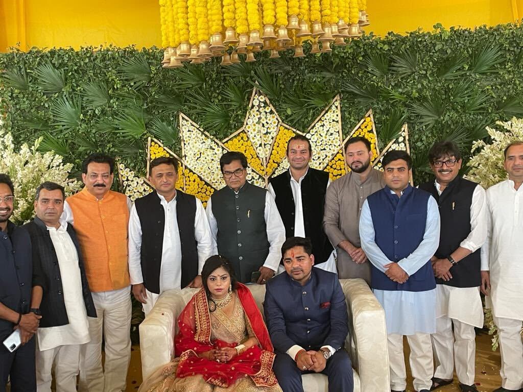 दीदी-जीजा के घर पहुंचे Tej Pratap और Tejashwi yadav, यूपी के पूर्व सीएम संग यूं आए नजर