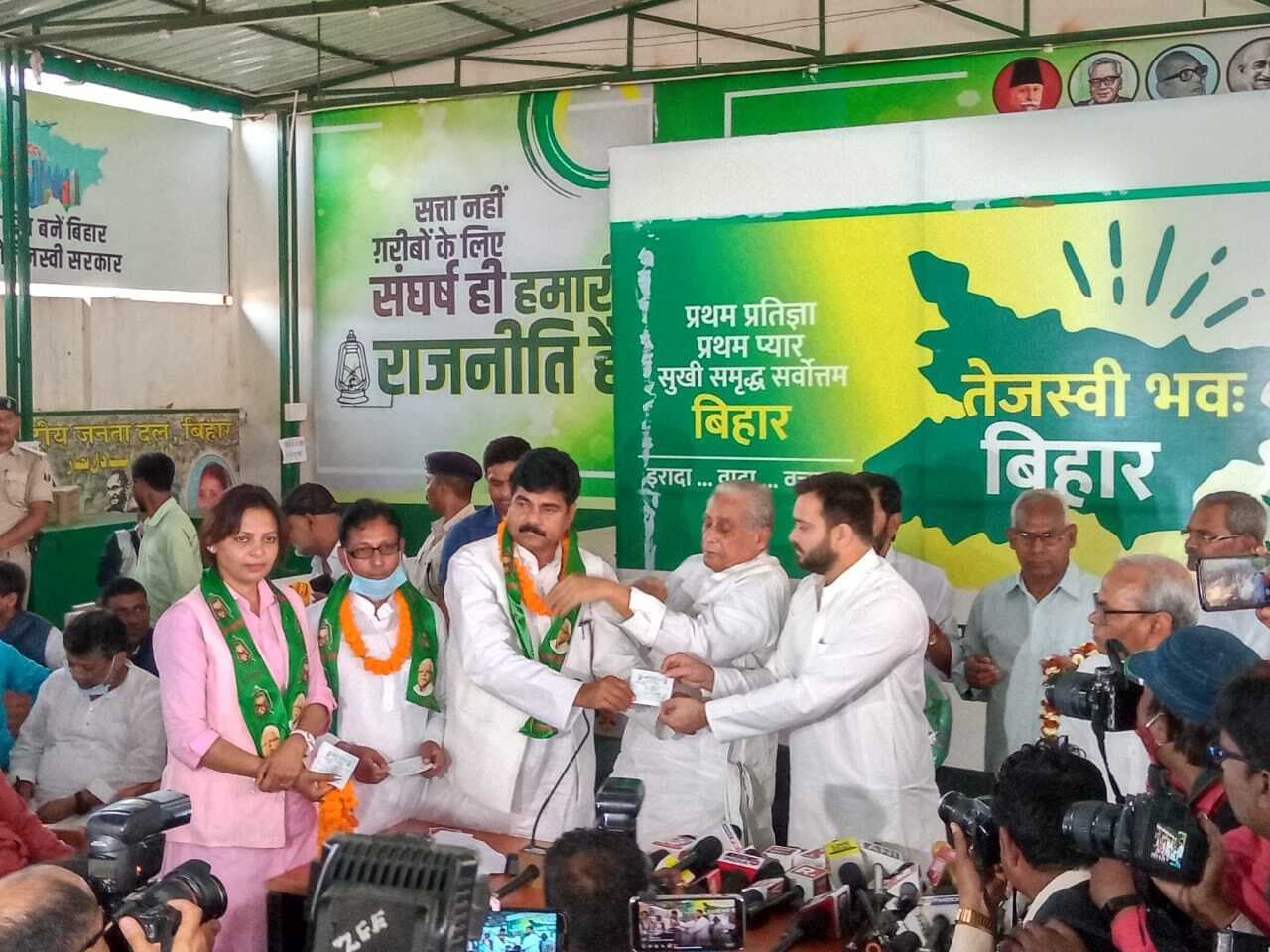 बंगाल ही नहीं बिहार में भी ‘खेला होबे’, JDU में RLSP के विलय से पहले उपेंद्र कुशवाहा को बड़ा झटका, 20 से अधिक नेताओं ने थामा लालटेन