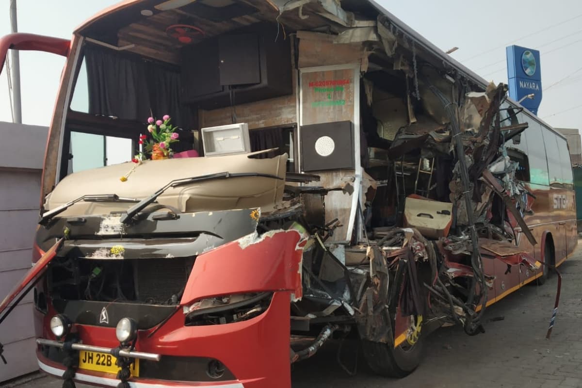 झारखंड से बिहार जा रही बस की हाइवा से टक्कर, एक यात्री की मौत, चार घायल