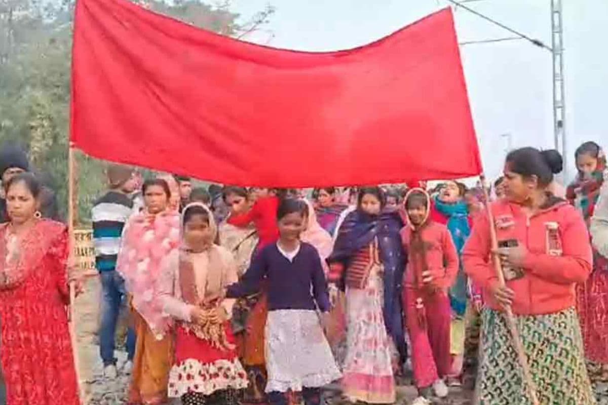 WB News : जलपाईगुड़ी में नंदपुर हॉल्ट पर लोकल ट्रेनों के स्टॉपेज की मांग को लेकर स्थानीय लोगों का प्रदर्शन