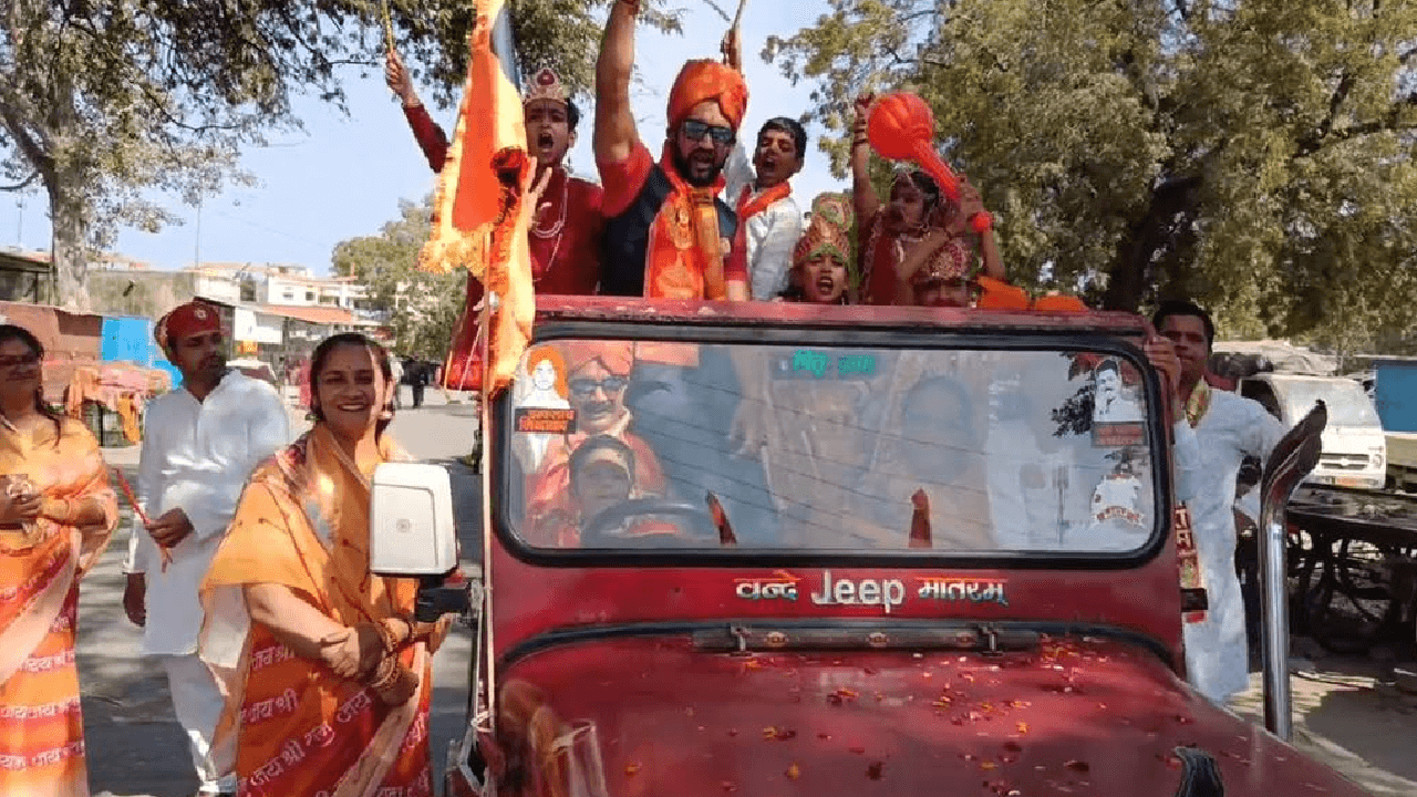 महिंद्रा थार पर जय श्रीराम! ऑफ-रोड एसयूवी से अयोध्या पहुंच रहे रामभक्त
