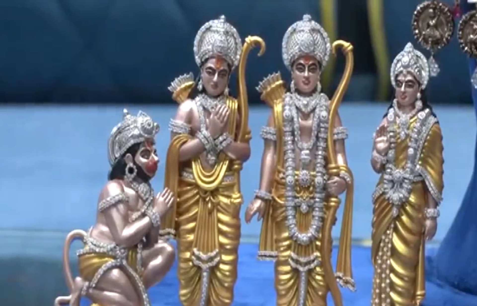 गाय के गोबर से बनाई राम मंदिर की प्रतिकृति,  मन मोह रही है राम दरबार की मूर्तियां
