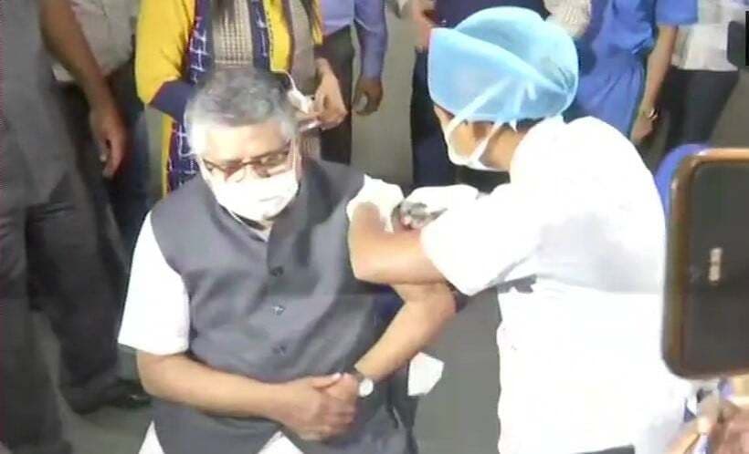 Corona Vaccination in Bihar: केंद्रीय मंत्री रविशंकर प्रसाद ने पटना में लगवाया कोरोना का टीका, किए 250 रुपये का भुगतान, बताया कारण