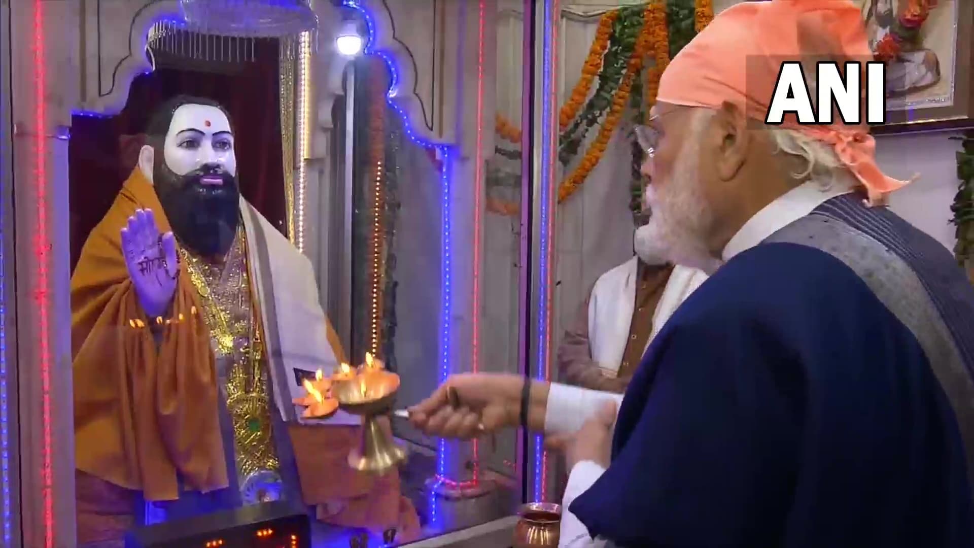 Ravidas Jayanti: संत रविदास मंदिर में पीएम मोदी ने टेका माथा, श्रद्धालुओं संग कीर्तन में बजाया मंजीरा