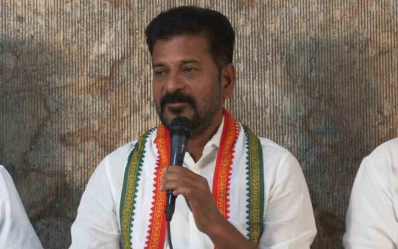 रेवंत रेड्डी होंगे तेलंगाना के सीएम, तमाम अटकलों पर लगा विराम, बोले वेणुगोपाल- ‘वन मैन शो नहीं एक टीम होगी’ रेवंत रेड्डी होंगे तेलंगाना के सीएम, तमाम अटकलों पर लगा विराम, बोले वेणुगोपाल- ‘वन मैन शो नहीं एक टीम होगी’