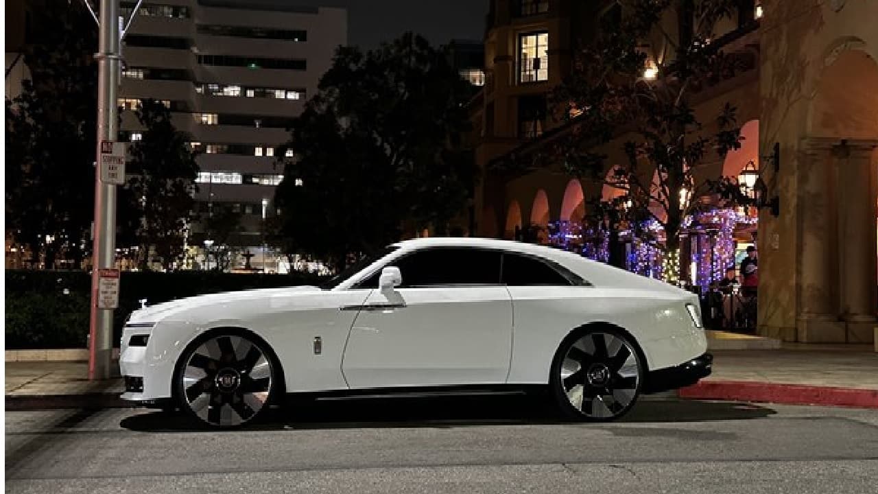 बड़े धमाके की तैयारी में Rolls Royce! 26 जनवरी से पहले लॉन्च करेगी 7 लाख की EV कार