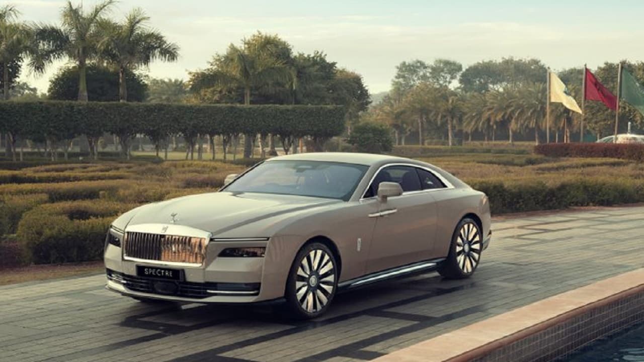 धूम मचाने आ गई रोल्स रॉयस की पहली इलेक्ट्रिक कार, सिंगल चार्ज में 530 किमी रेंज