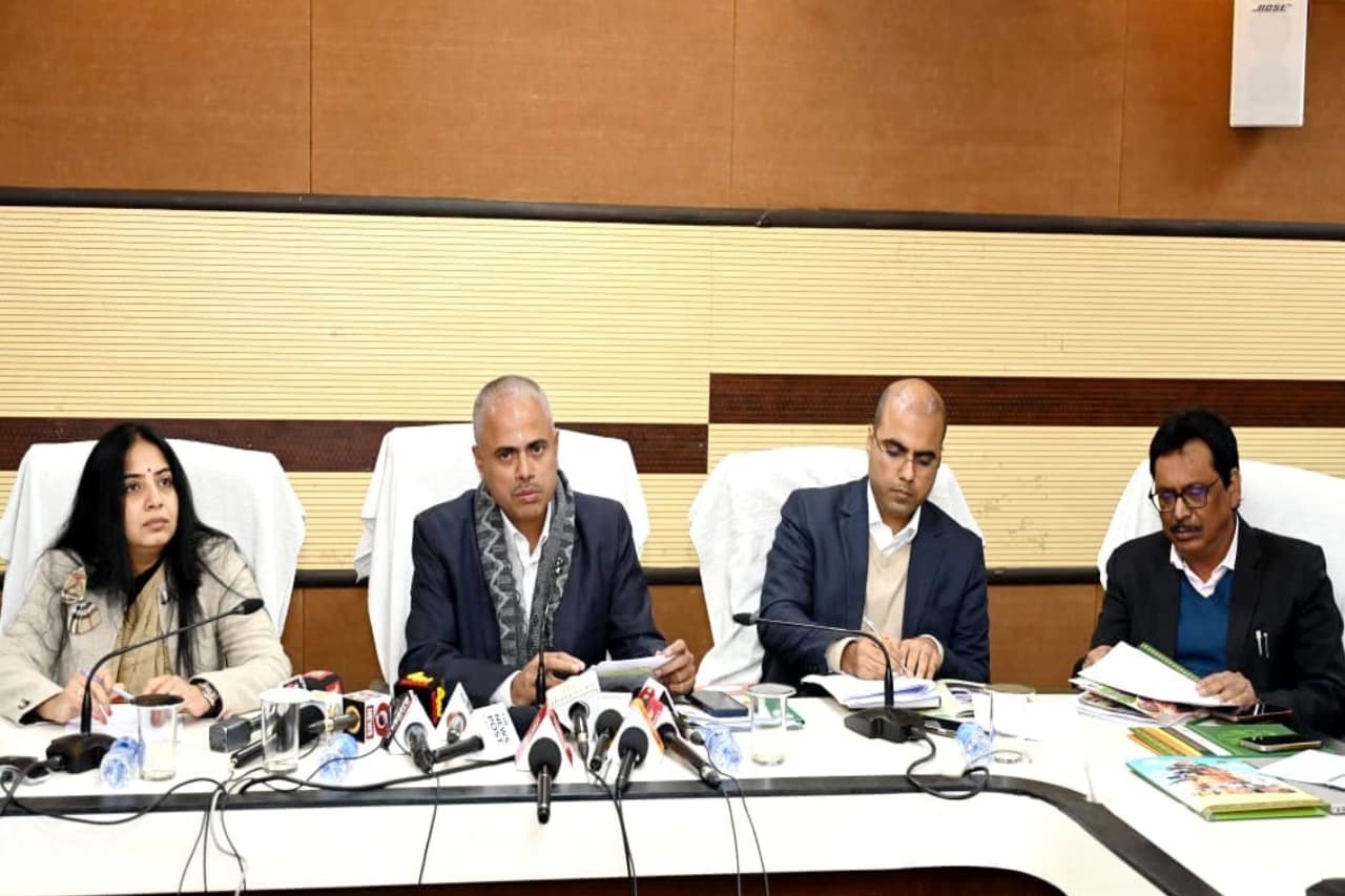 झारखंड: अबुआ आवास के आए 31 लाख आवेदन, हेमंत सोरेन सरकार की उपलब्धियां गिनाकर बोले ग्रामीण विकास सचिव चंद्रशेखर