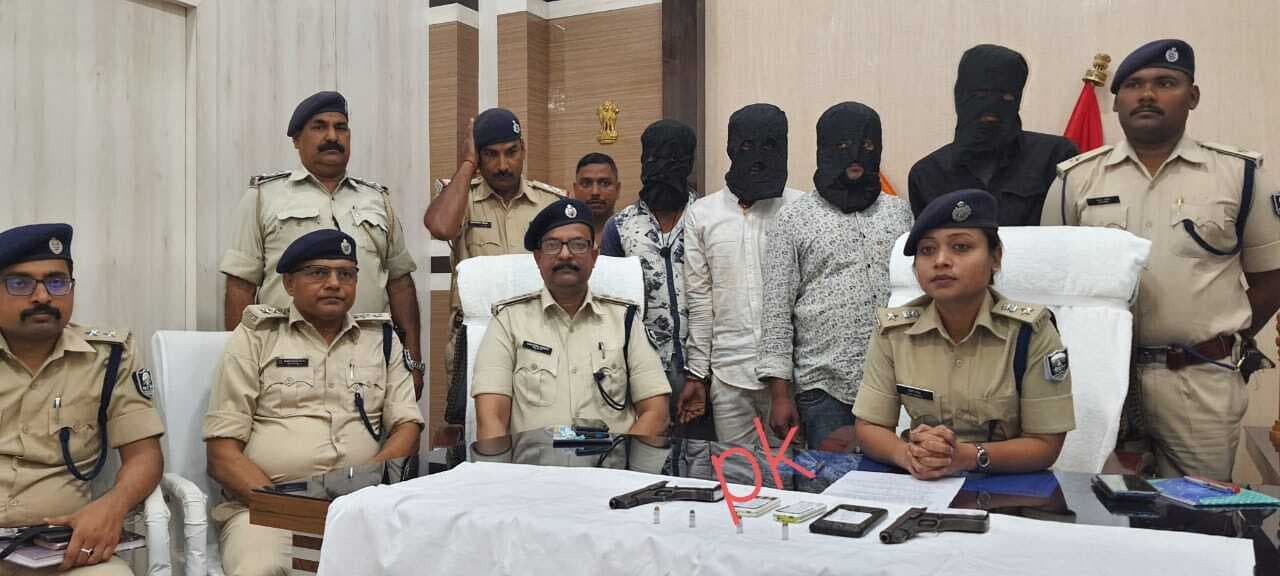 लूटकांड के बाद एक्शन मोड में सहरसा एसपी लिपि सिंह, 4 अपराधी हथियार के साथ गिरफ्तार, पुलिस लोगो लगा बुलेट बरामद