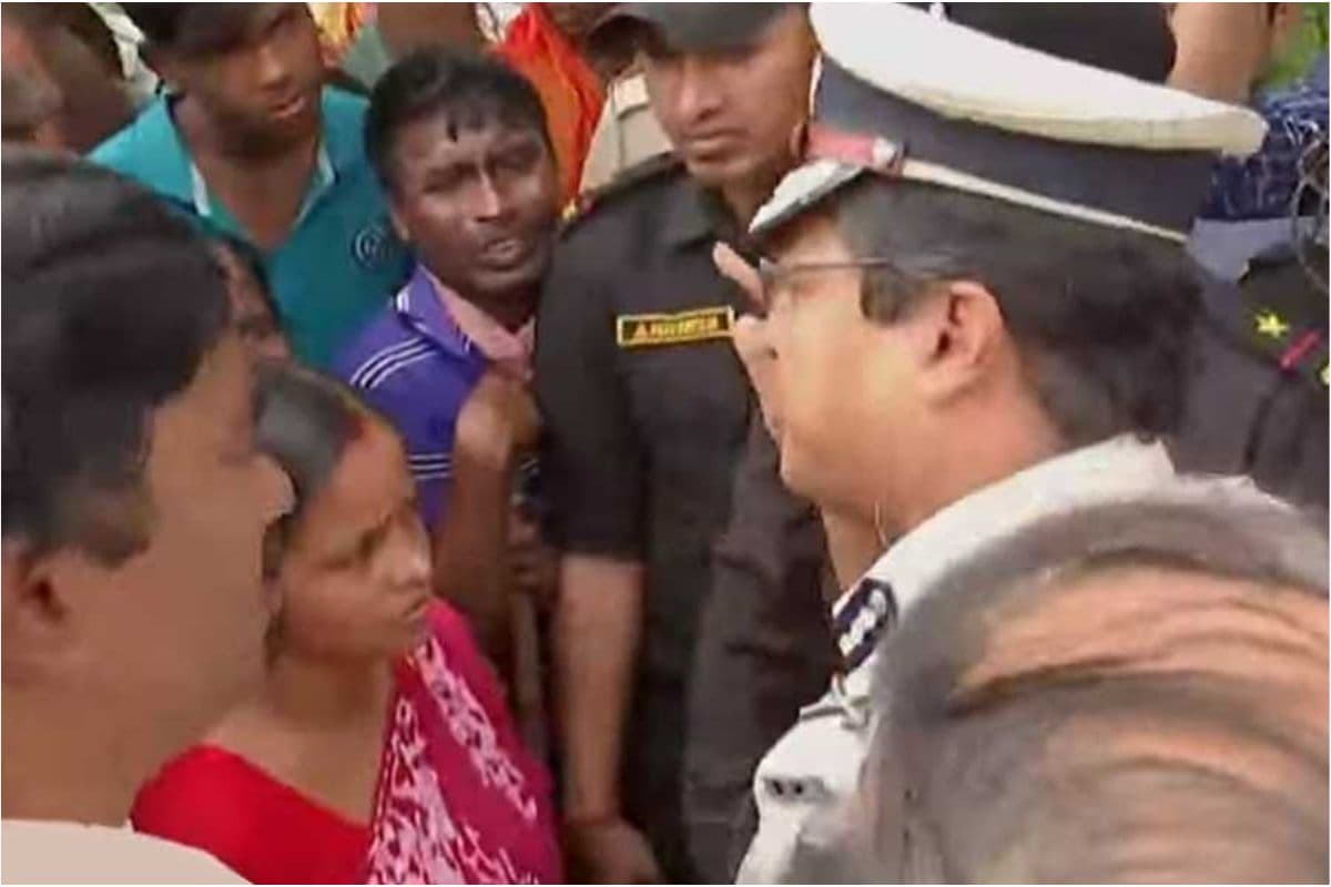 पश्चिम बंगाल : संदेशखाली में फिर शुरु हुआ हंगामा व प्रदर्शन, सड़कों पर डंडा लेकर उतरीं महिलाएं, एडीजी पहुंचे घटनास्थल पर