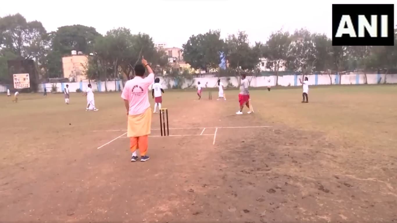 VIDEO: अनोखा क्रिकेट, संस्कृत में कमेंट्री… धोती-कुर्ते में नजर आए खिलाड़ी, पुरस्कार अयोध्या यात्रा