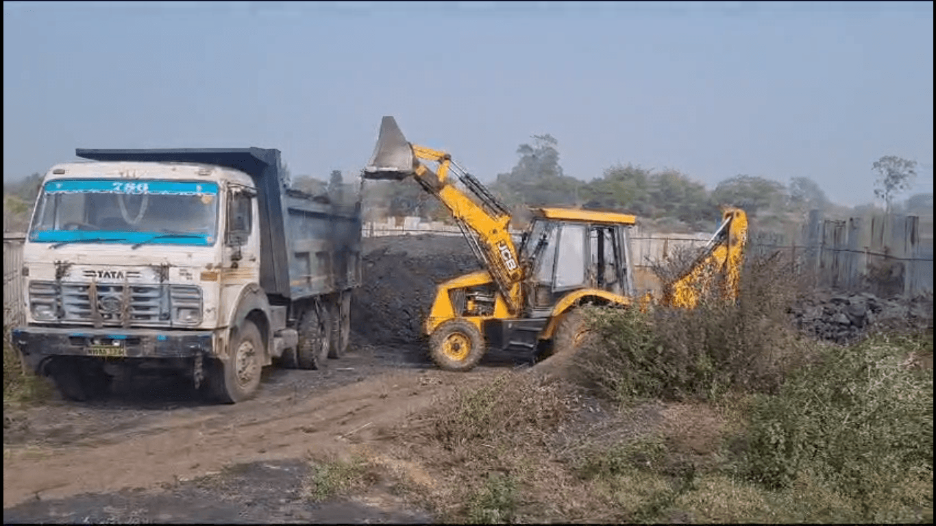 VIDEO: धनबाद में पुलिस ने करीब 400 टन चोरी का कोयला जब्त किया