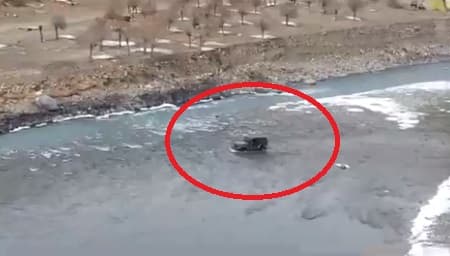 Watch: हिमाचल घूमने गए इस टूरिस्ट के जिगरे का देखिए कमाल, जाम से बचने के लिए चंद्रा नदी में दौड़ा दी Thar!