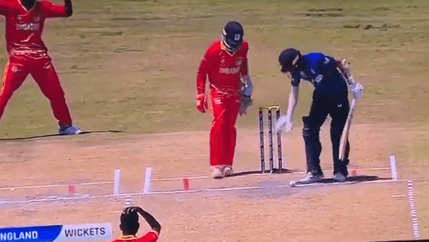 U19 World Cup: इंग्लैंड के बैटर को बॉल उठाकर विकेटकीपर को देना पड़ा महंगा, अंपायर ने दिया आउट, देखें VIDEO