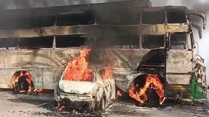 Mathura News : स्लीपर बस से टकराई कार में लगी आग, हादसे में जिंदा जल गए 5 लोग, मौके पर पहुंची पुलिस