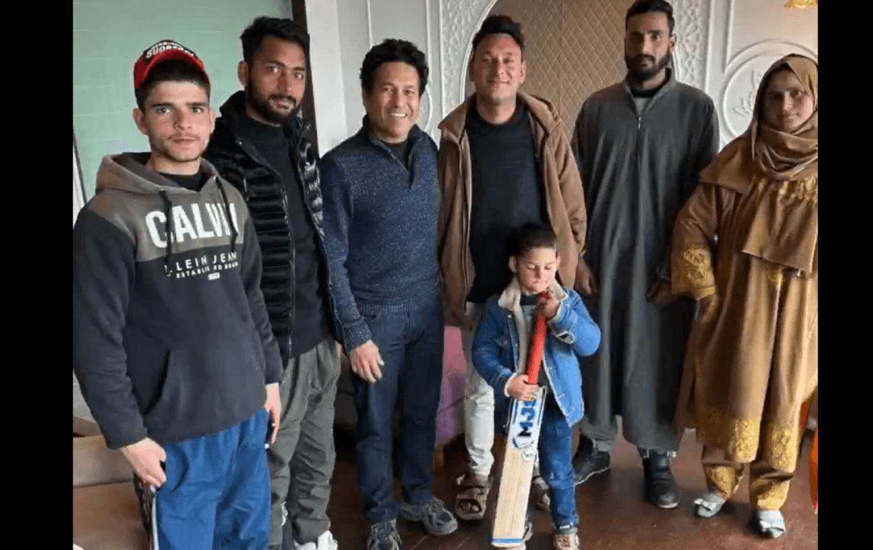 Sachin Tendulkar ने कश्मीर में दिव्यांग क्रिकेटर आमिर हुसैन से की मुलाकात, भावुक हुआ खिलाड़ी, देखें वीडियो