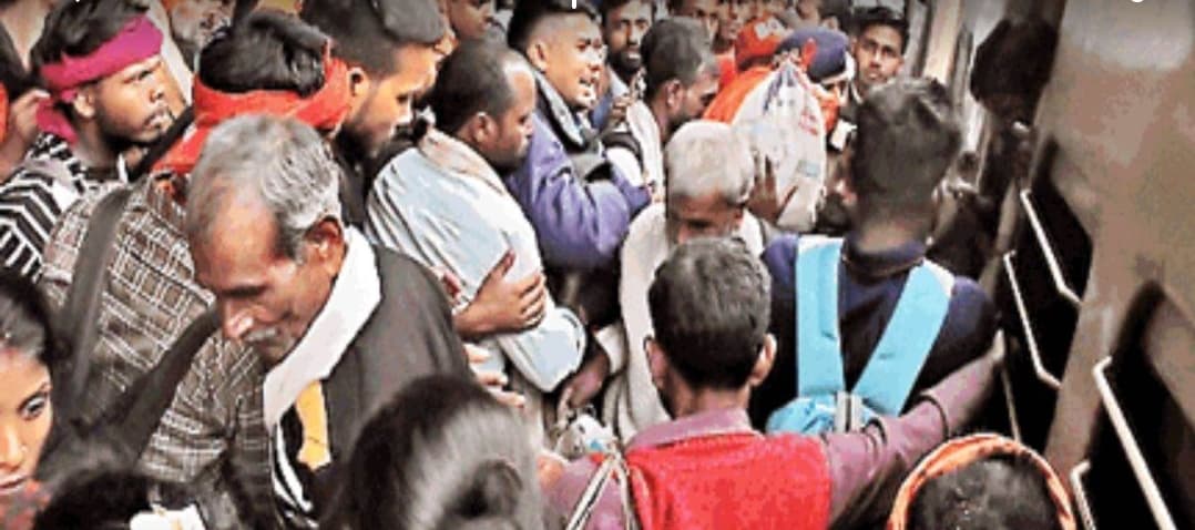 Gorakhpur News : त्योहार के बाद अब लोगों को वापस जाने के लिए ट्रेनों में करना पड़ रहा है मुश्किलों का सामना