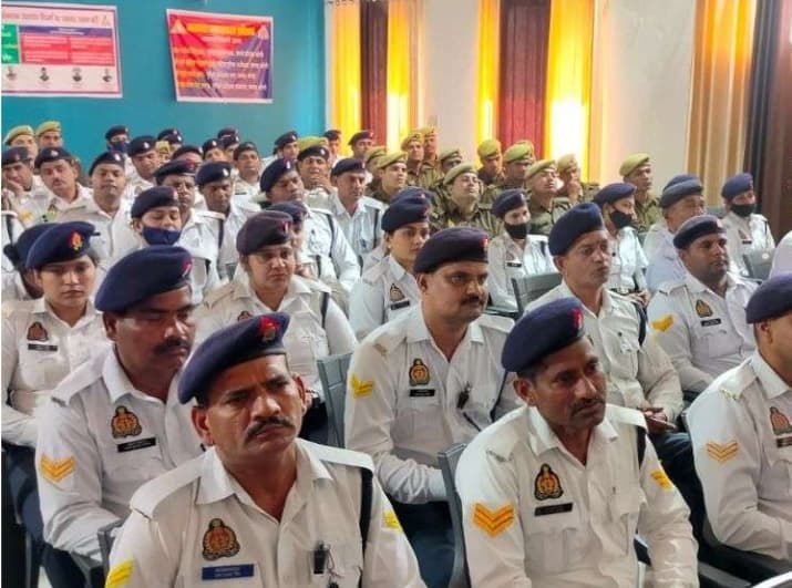 UP News : ट्रैफिक नियम तोड़ने वाले पुलिस कर्मी होंगे लाइन हाजिर, बिना हेलमेट चलने वालों पर होगा एक्शन