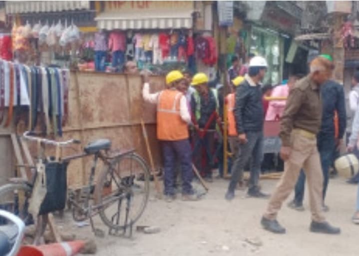 UP News : बरेली में बैरिकेडिंग हटाने पर बरपा हंगामा, सिटी मजिस्ट्रेट ने कराया शांत, जानें कब से दौड़ेंगे वाहन
