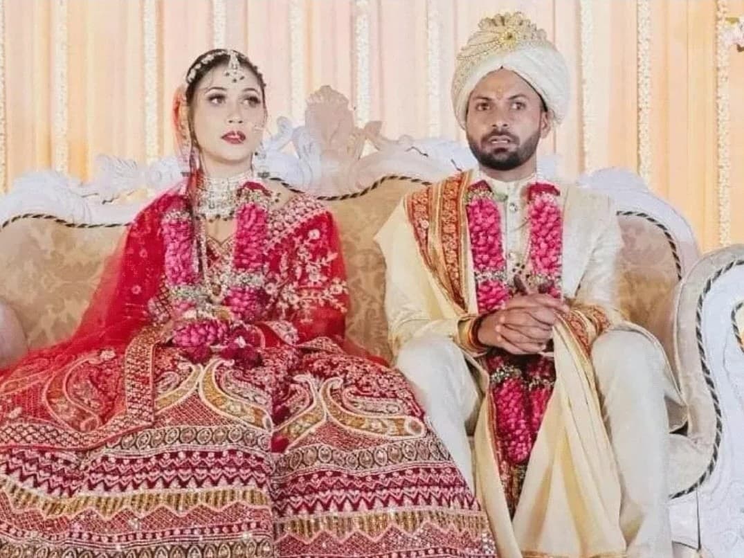 PHOTOS: भारतीय क्रिकेटर मुकेश कुमार की पत्नी को आपने देखा क्या? यहां देखिए वेडिंग की खूबसूरत तस्वीरें